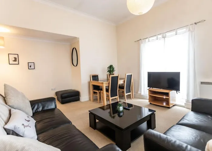 12 Bradford Old Town Swindon, 2 Bedroom, Sleeps 5, Free Secure Parking, Wifi, Long Stay Disc
