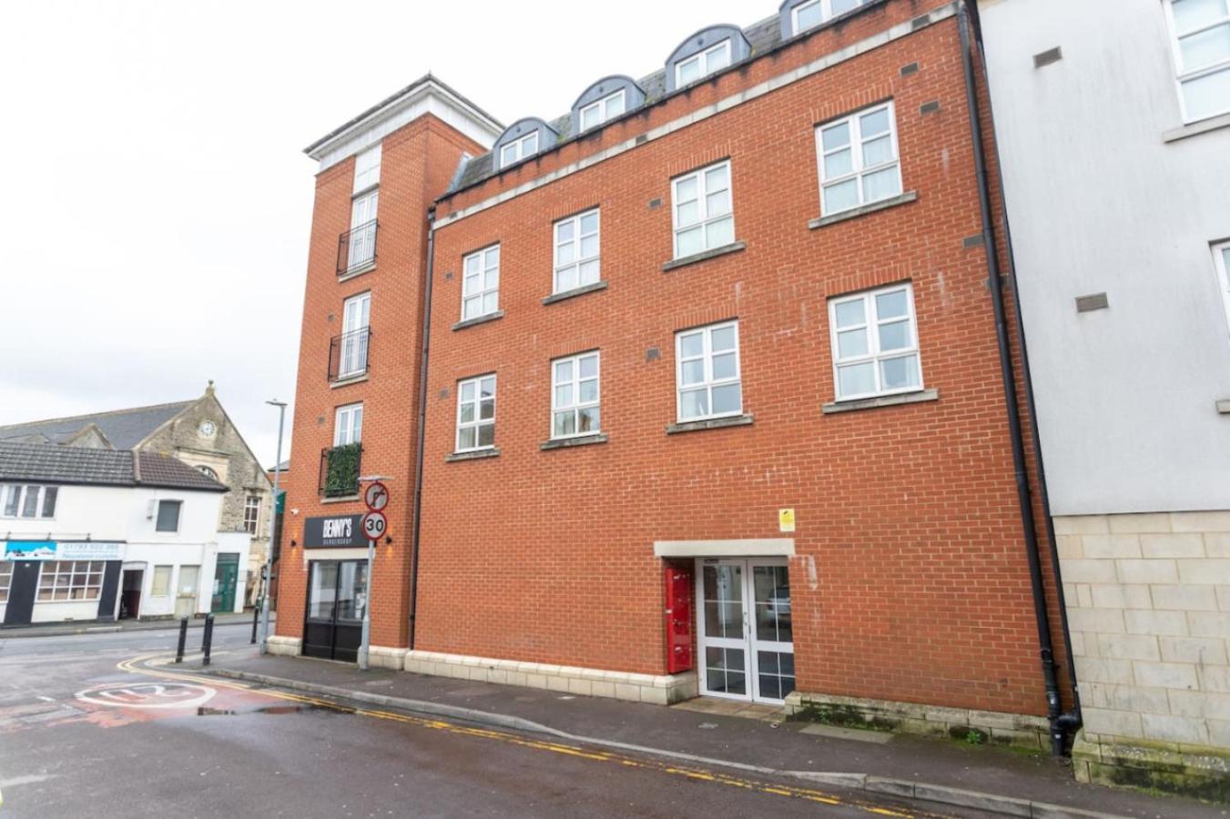 12 Bradford Old Town Swindon, 2 Bedroom, Sleeps 5, Free Secure Parking, Wifi, Long Disc Apartment Swindon