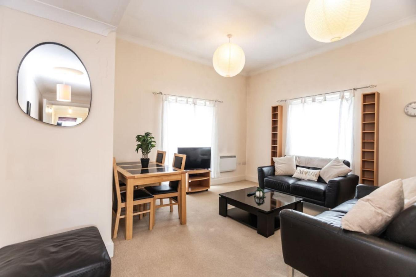 Apartment 12 Bradford Old Town Swindon, 2 Bedroom, Sleeps 5, Free Secure Parking, Wifi, Long Disc Swindon